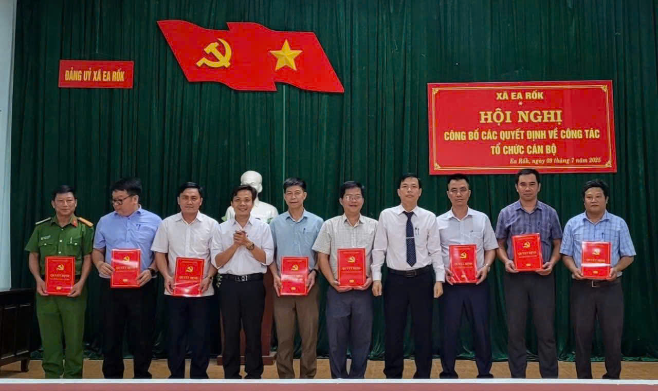 Đảng ủy xã Ea Rốk tổ chức Lễ Công bố các Quyết định về công tác tổ chức và cán bộ