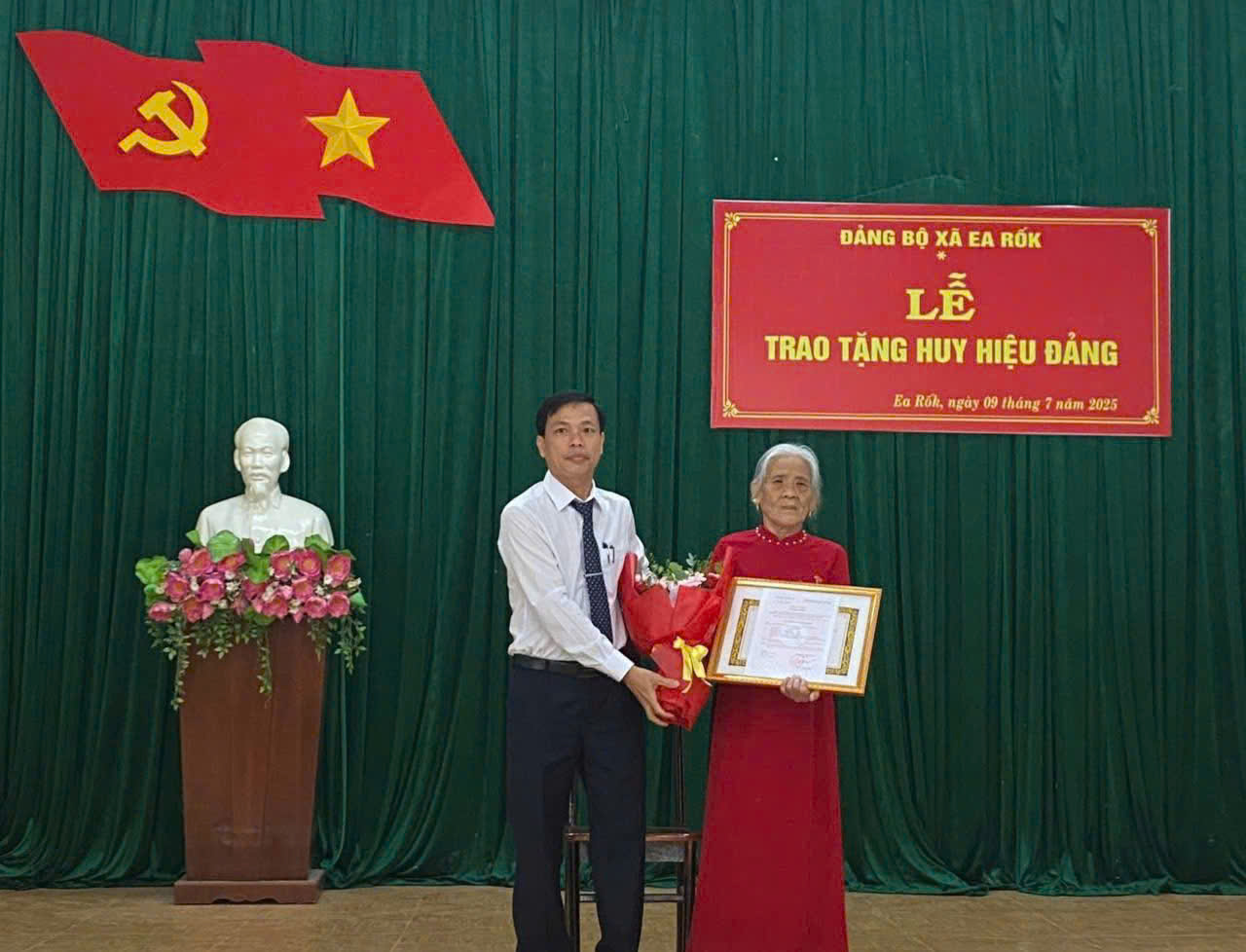 Đảng ủy xã Ea Rốk trao tặng huy hiệu 60 năm tuổi Đảng
