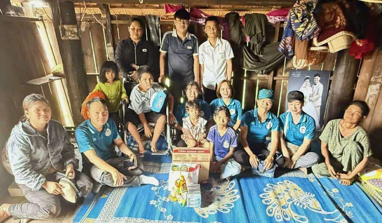 Nhóm “Chắp cánh ước mơ Tây Nguyên” trao quà hỗ trợ gia đình khó khăn tại xã Ea Rốk
