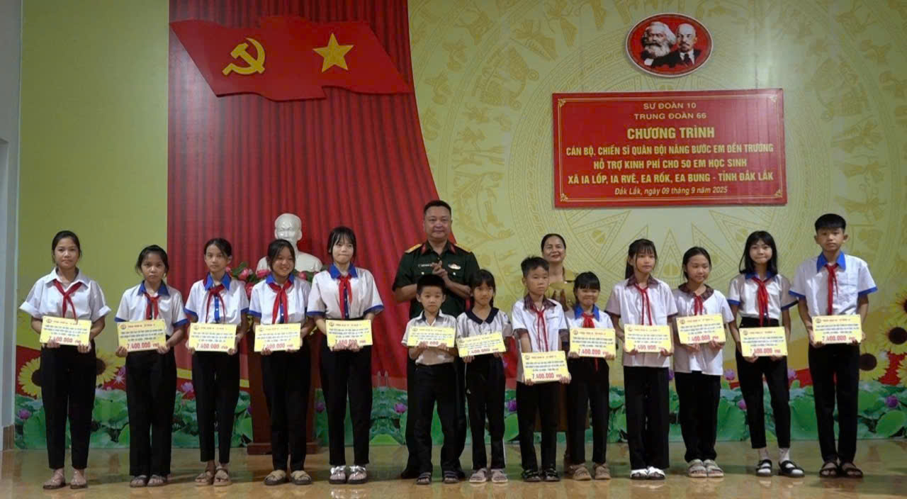 11 học sinh xã Ea Rốk nhận học bổng từ Chương trình “Cán bộ, chiến sĩ Quân đội nâng bước em đến trường”