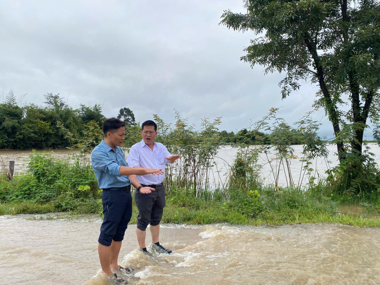 Ban Chỉ đạo Phòng thủ dân sự xã Ea Rốk yêu cầu dừng lưu thông tại các khu vực ngập sâu để đảm bảo an toàn
