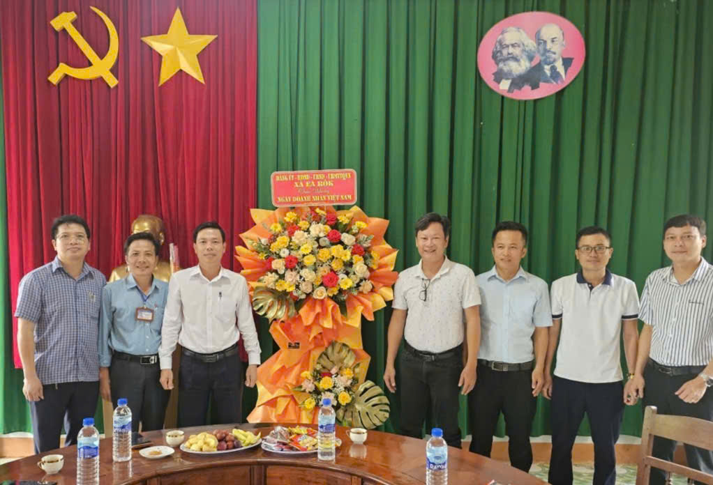 Đoàn lãnh đạo xã Ea Rốk thăm, chúc mừng doanh nghiệp nhân Ngày Doanh nhân Việt Nam 13/10