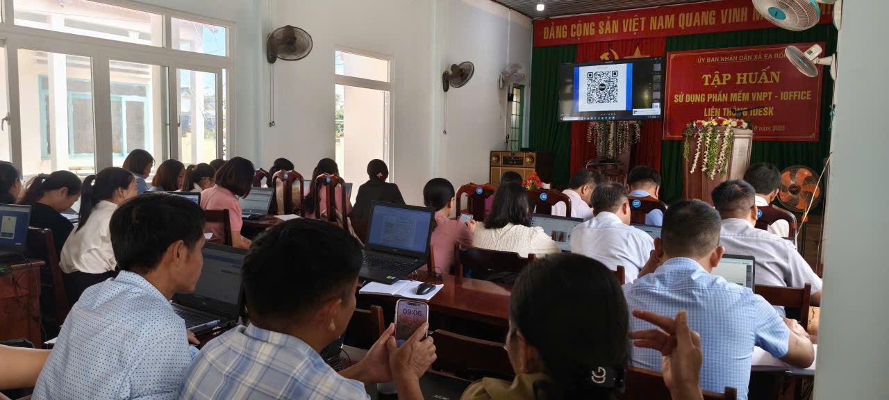 Tập huấn sử dụng phần mềm VNPT-iOffice liên thông iDesk cho cán bộ, giáo viên và nhân viên trên địa bàn xã Ea Rốk