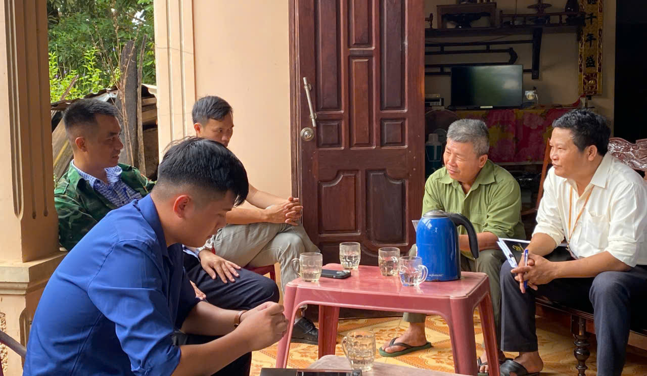 UBND xã Ea Rốk gặp gỡ, trao đổi với các hộ dân liên quan công tác đền bù, giải phóng mặt bằng công trình cầu Trắng