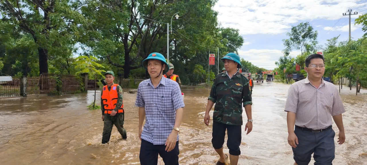 Chính quyền và nhân dân xã Ea Rốk đồng lòng chống bão