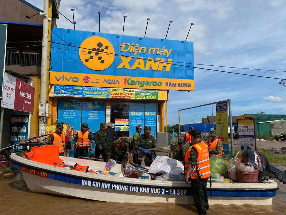 Câu chuyện tử tế ngày mưa lũ