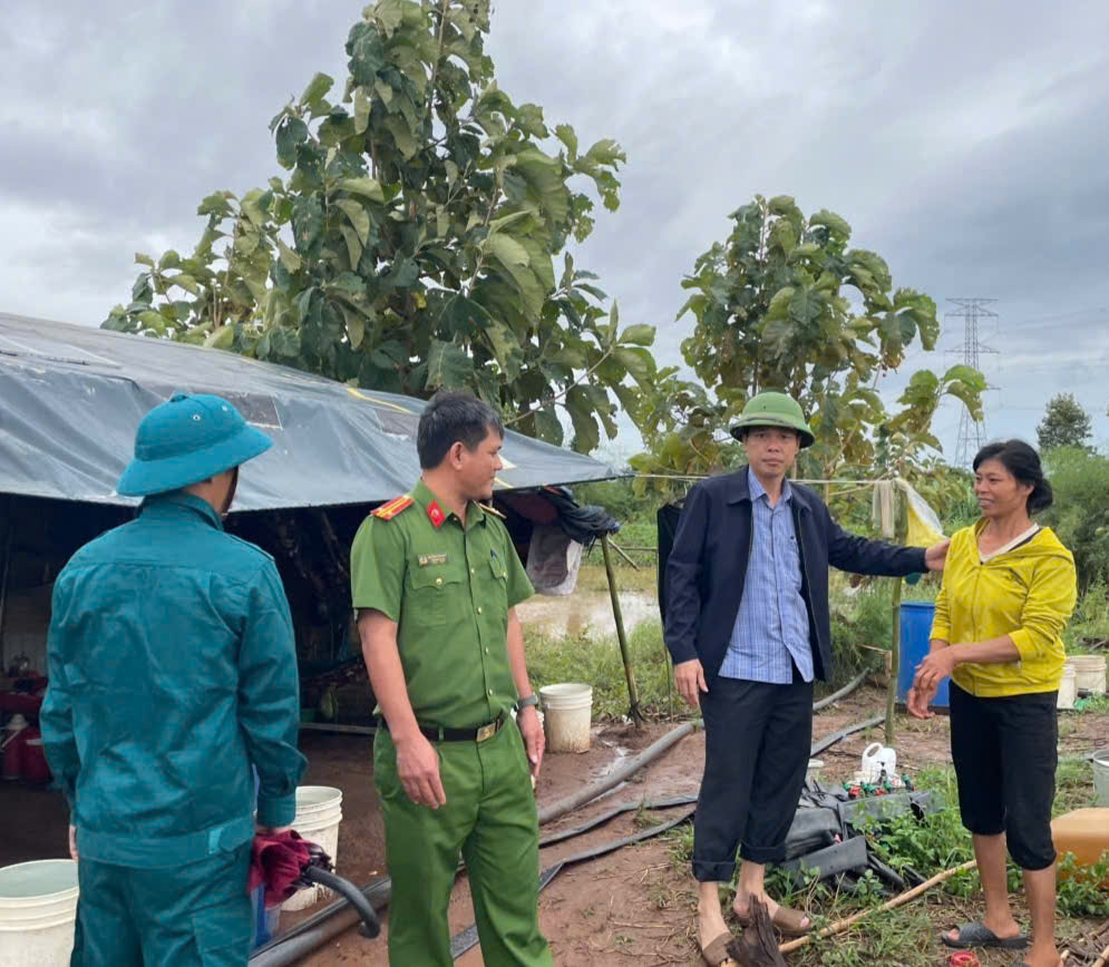 Đồng chí Phạm Công – Bí thư Đảng ủy kiểm tra, nắm tình hình mưa lũ trên địa bàn xã Ea Rốk