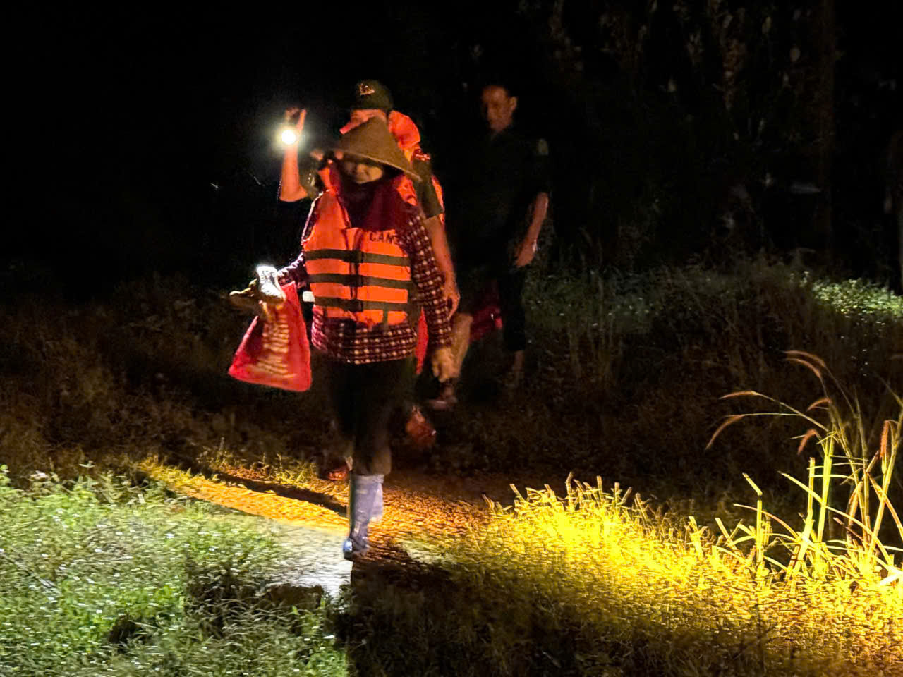 Chính quyền xã kích hoạt phương án “4 tại chỗ”, thành lập các điểm chốt ứng phó mưa lũ