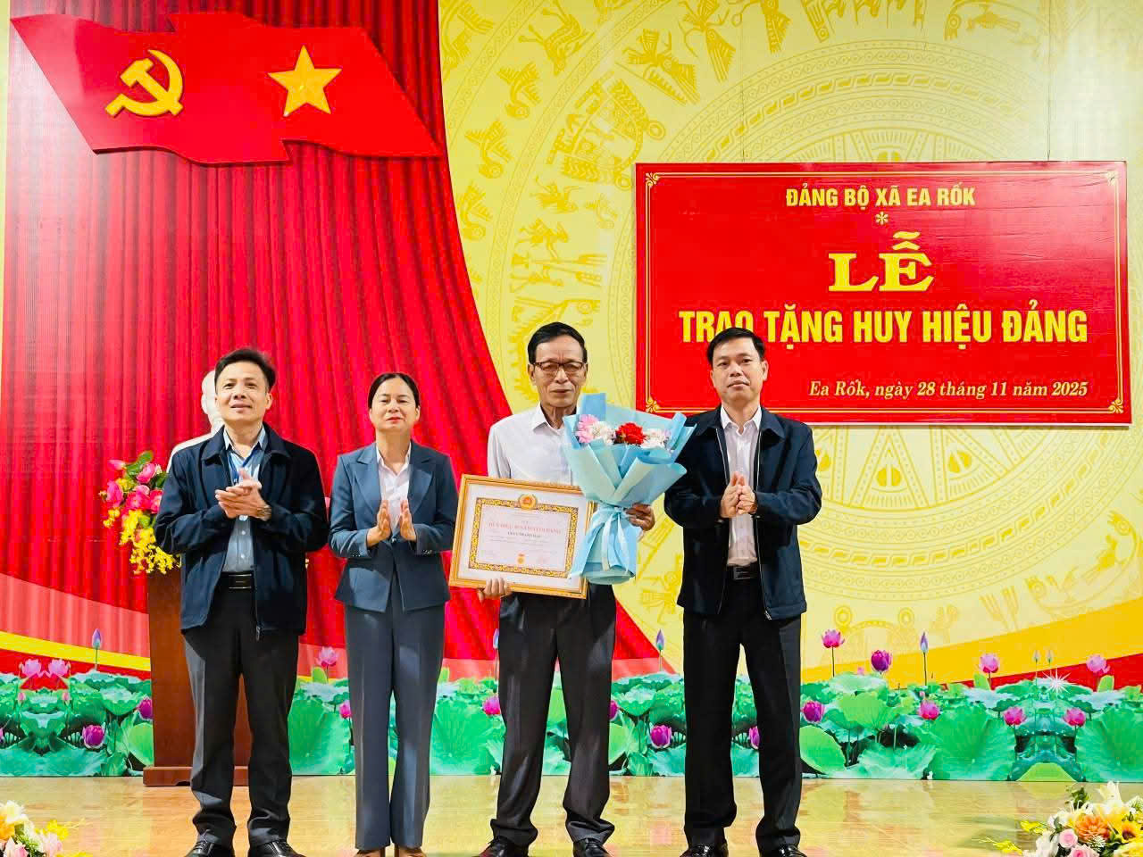 Xã Ea Rốk trao tặng Huy hiệu 30 năm tuổi Đảng
