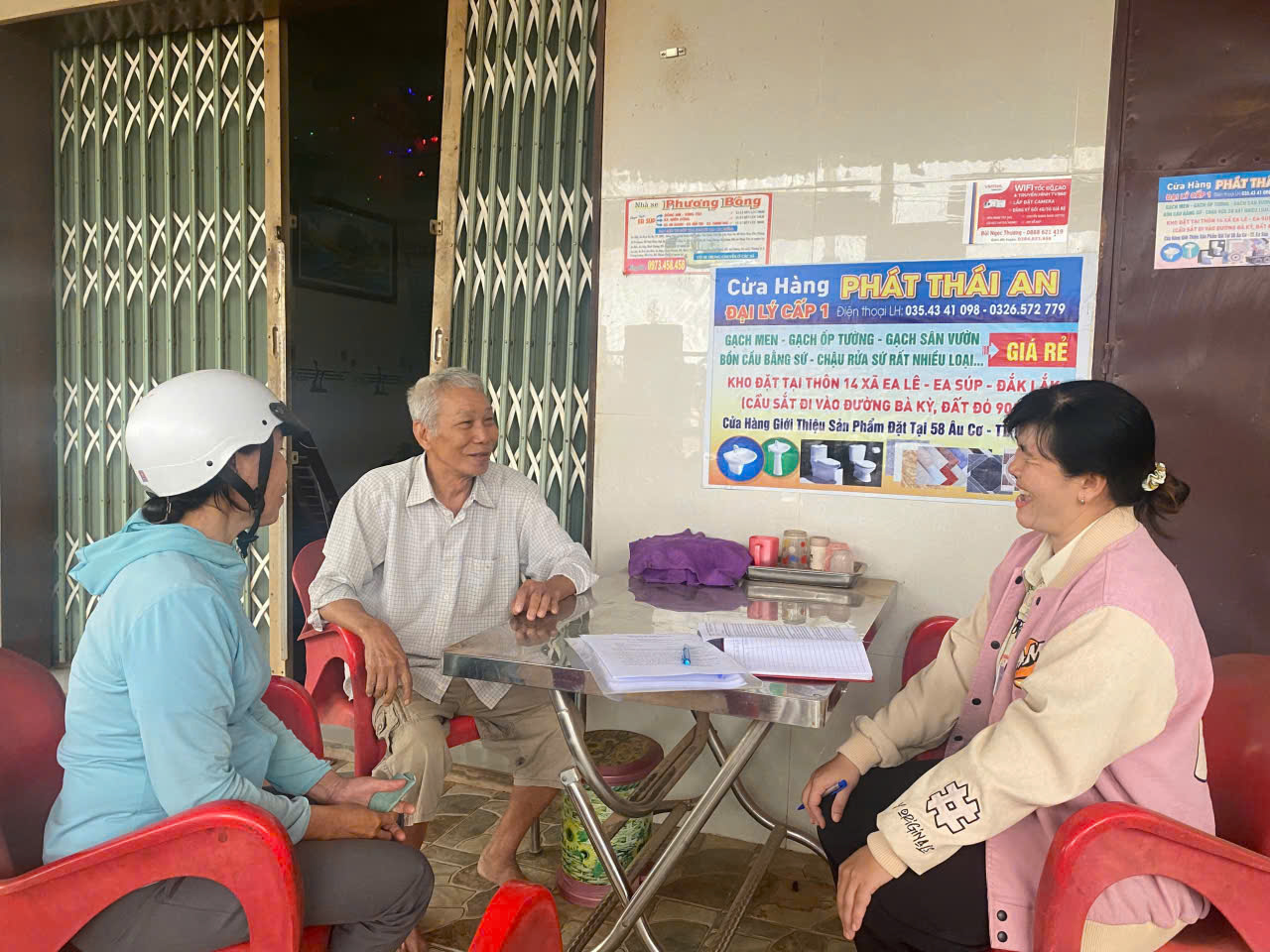 Xã Ea Rốk: Hoàn thành tuyên truyền, vận động các hộ dân ký cam kết thực hiện giải tỏa hành lang an toàn giao thông đường bộ