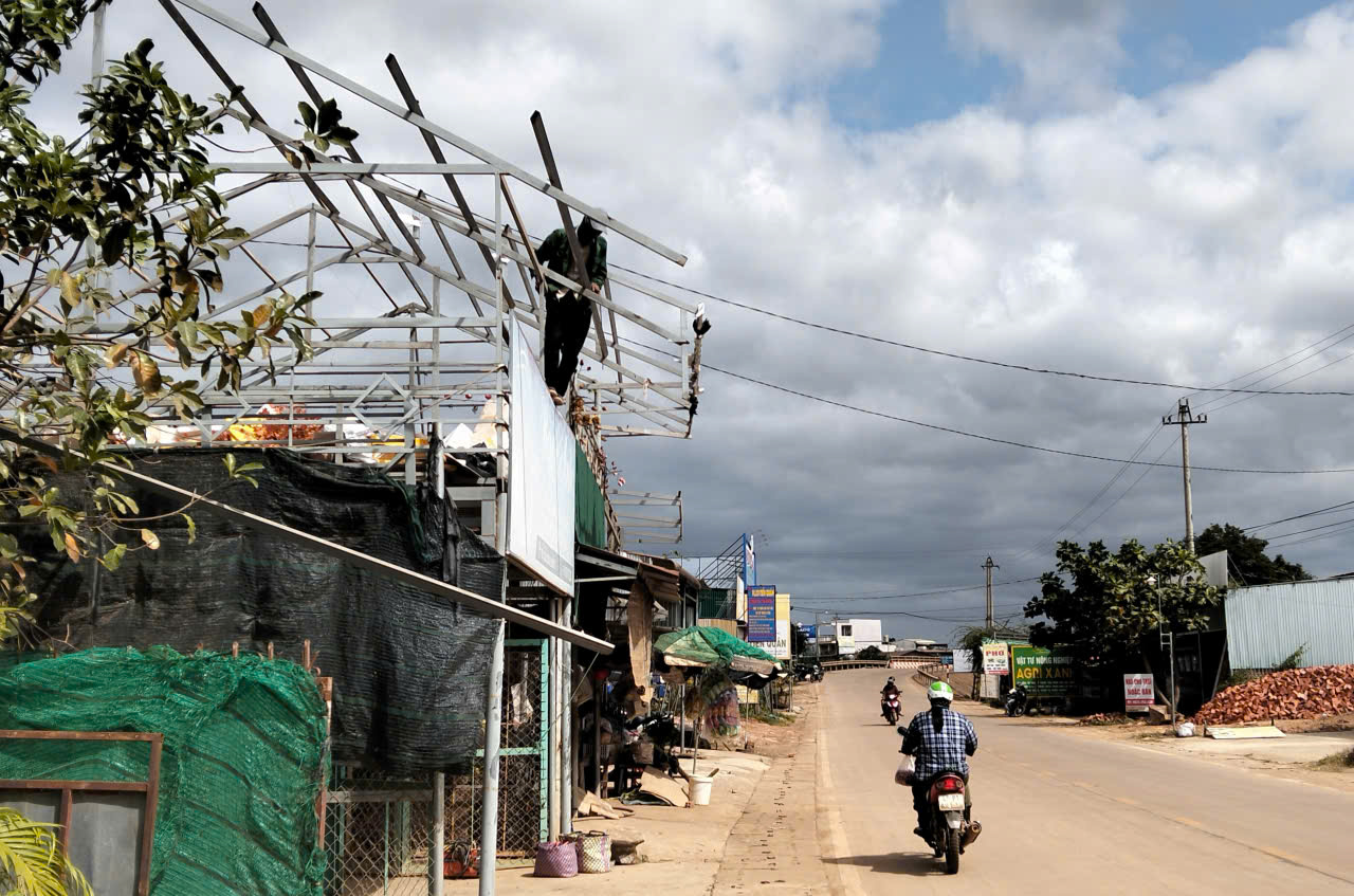 Từ tuyên truyền đến tự giác: Người dân Ea Rốk trả lại hành lang an toàn giao thông