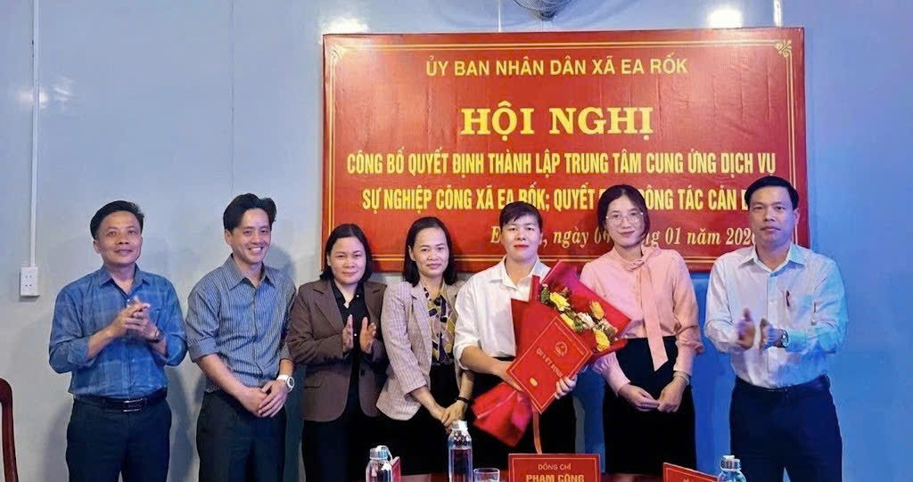 Công bố Quyết định thành lập Trung tâm Cung ứng Dịch vụ sự nghiệp công Ea Rốk; Quyết định công tác cán bộ