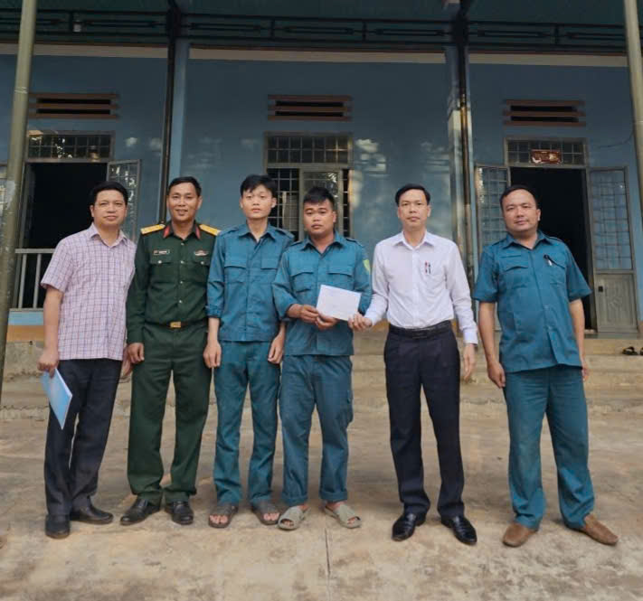 Thường trực Đảng ủy thăm các cơ quan, đơn vị lực lượng vũ trang, các cơ sở tôn giáo, người có uy tín trên địa bàn xã