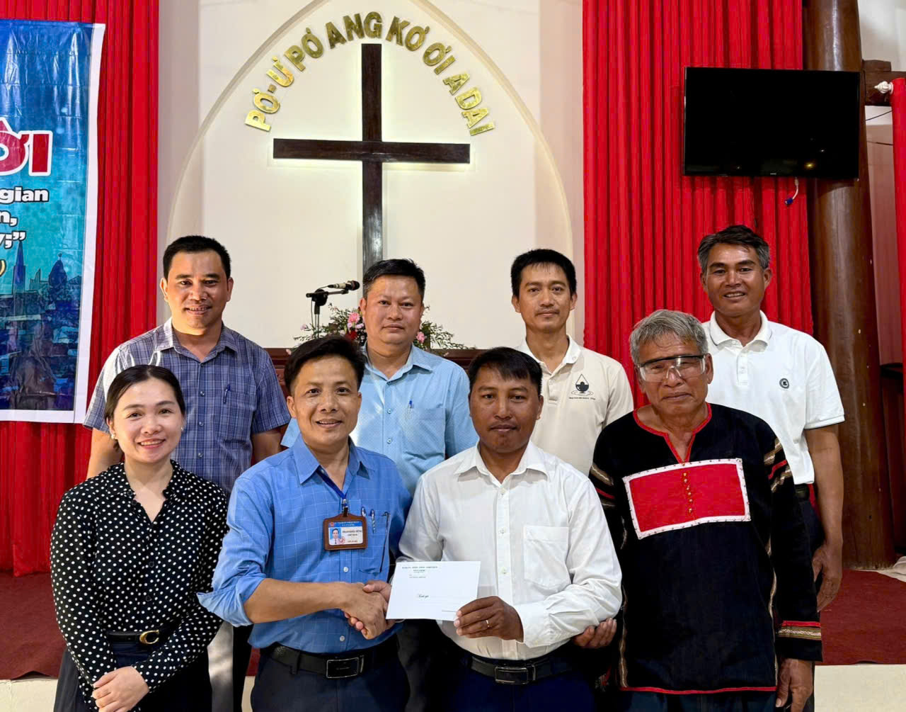 Xã Ea Rốk thăm, tặng quà các điểm Tin Lành, Công Giáo và Người có uy tín nhân dịp Đại hội XIV của Đảng