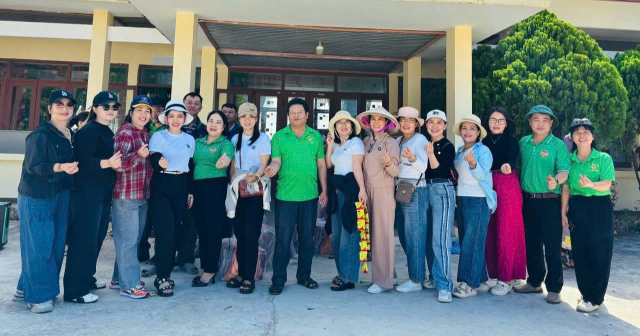 Trao quà hỗ trợ 150 hộ Nông dân khó khăn tại xã Ea Rốk