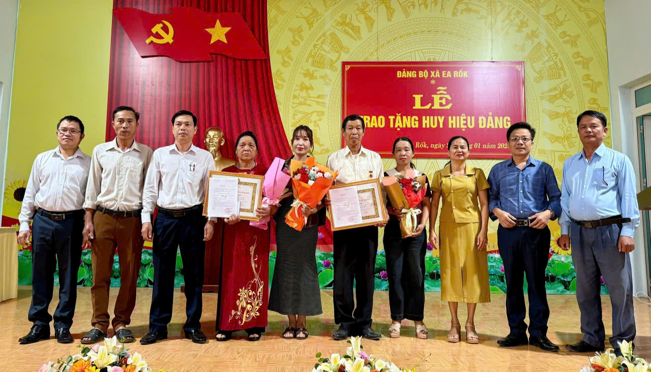 Xã Ea Rốk trao tặng Huy hiệu Đảng