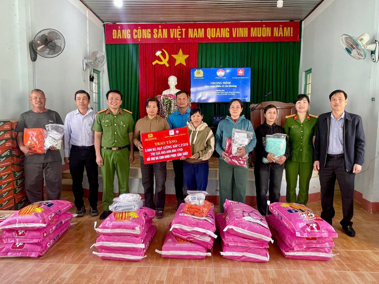 Chương trình Qùa xuân chiến sỹ yêu thương tại xã Ea Rốk