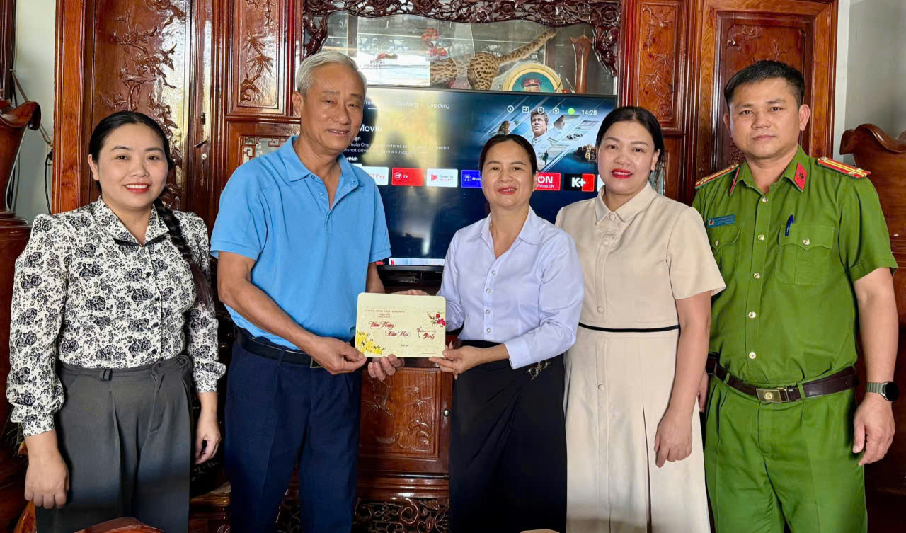 Xã Ea Rốk tổ chức thăm, tặng quà Tết Nguyên đán Bính Ngọ 2026