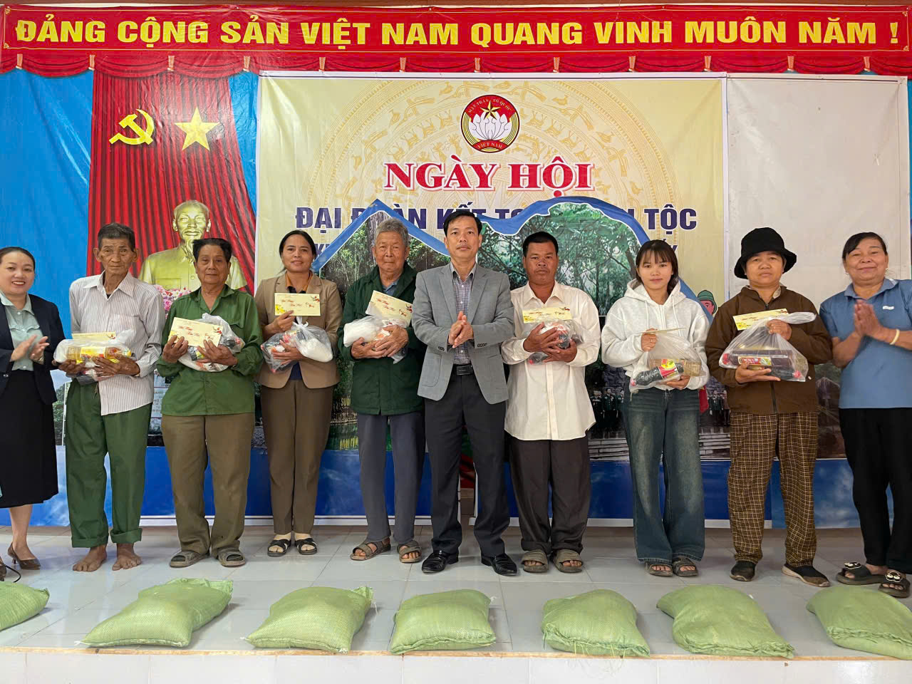 Tổ công tác số 1 xã Ea Rốk thăm, chúc tết nhân dịp tết nguyên đán 2026.