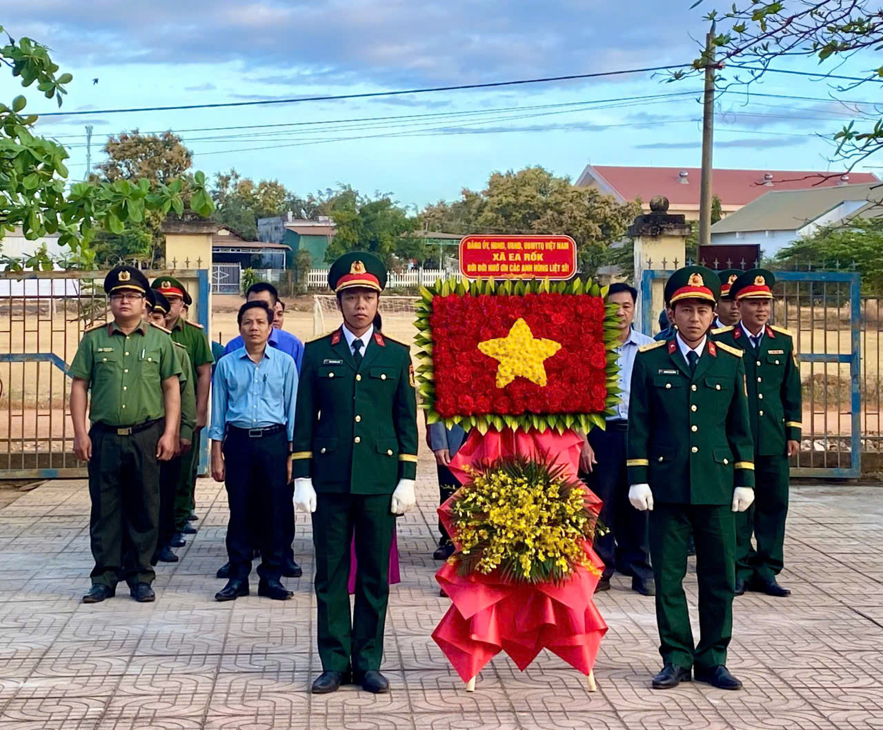 Xã Ea Rốk viếng Bia ghi danh các Anh hùng liệt sĩ nhân dịp Tết Nguyên đán Bính Ngọ 2026