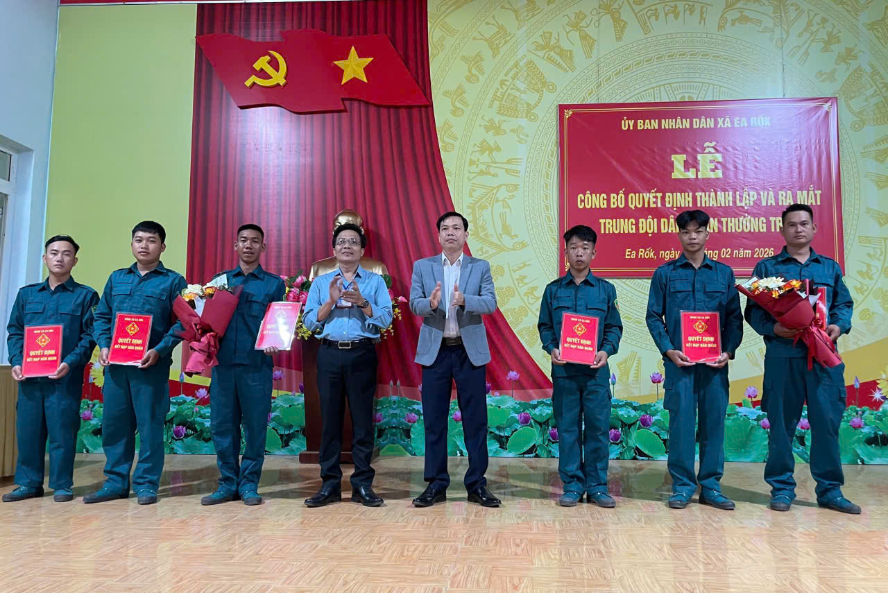 Ra mắt và công bố Quyết định thành lập Trung đội Dân quân thường trực xã Ea Rốk