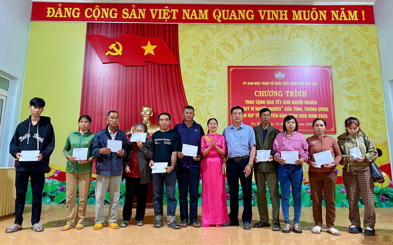 Ủy ban MTTQ Việt Nam xã Ea Rốk tổ chức trao quà Tết cho hộ nghèo, hộ khó khăn nhân dịp Tết Nguyên đán 2026