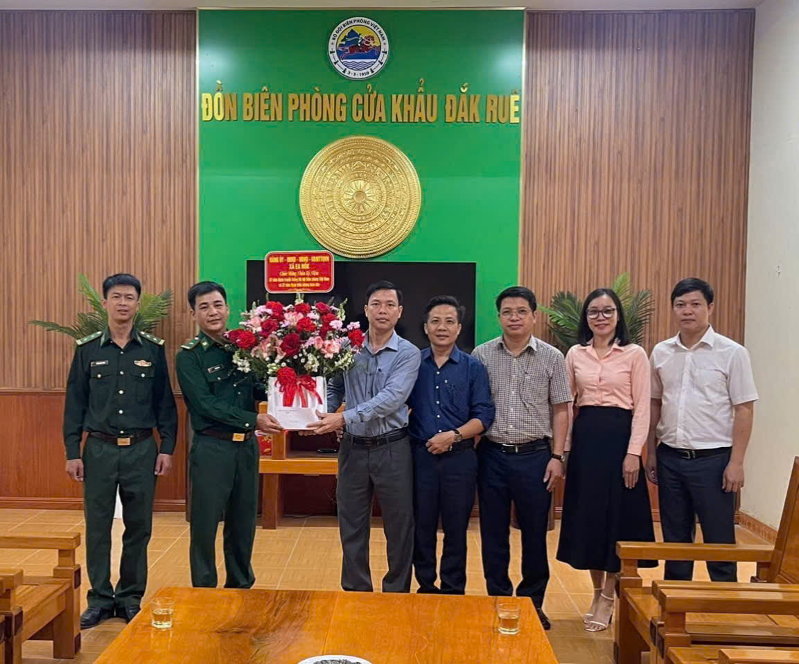 Lãnh đạo xã Ea Rốk thăm tặng quà các đồn Biên phòng nhân kỷ niệm 67 năm Ngày truyền thống Bộ đội Biên phòng Việt Nam  ( 3/3/1959 - 3/3/2026) và 37 năm ngày Biên phòng Toàn dân (3/3/1989 - 3/3/2026)
