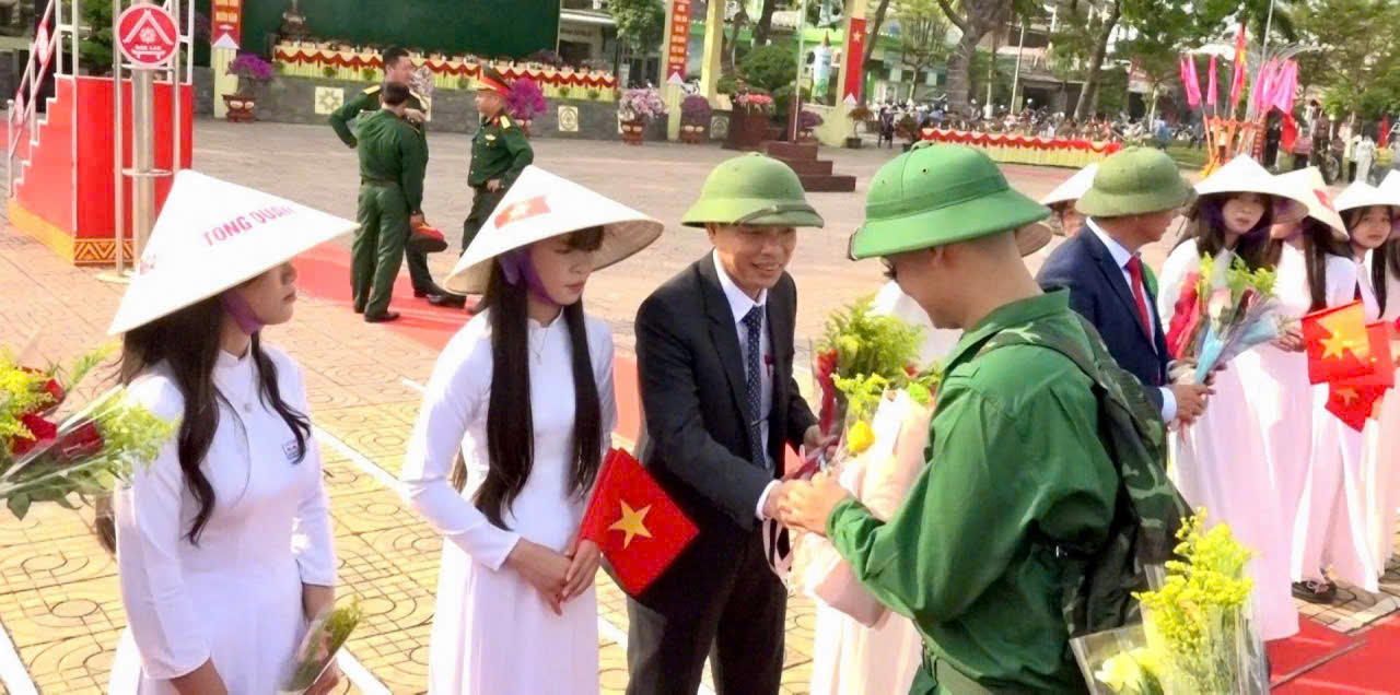 50 thanh niên xã Ea Rốk hăng hái lên đường nhập ngũ