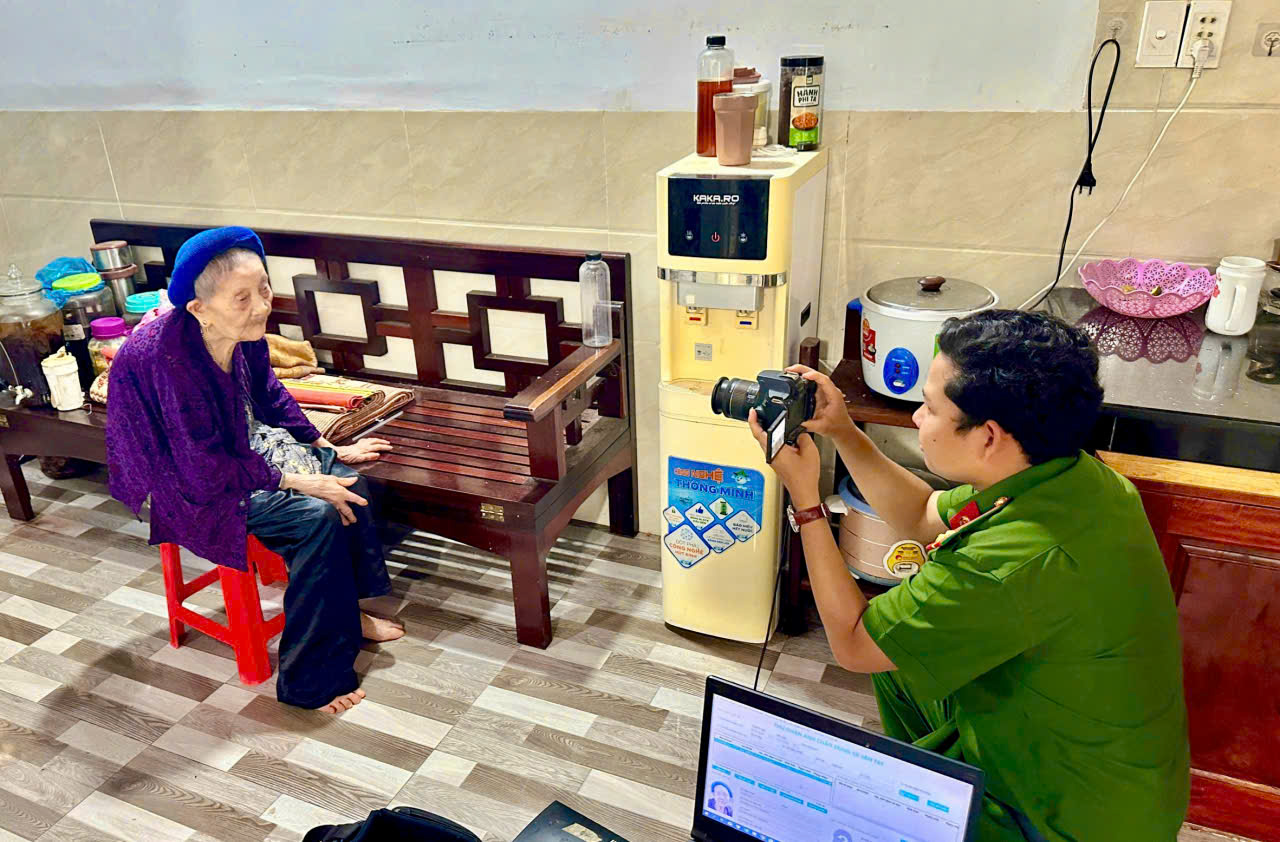 Công an xã Ea Rốk triển khai Chiến dịch “Mùa hè số” cùng VNeID, đồng hành cùng Nhân dân thực hiện Đề án 06