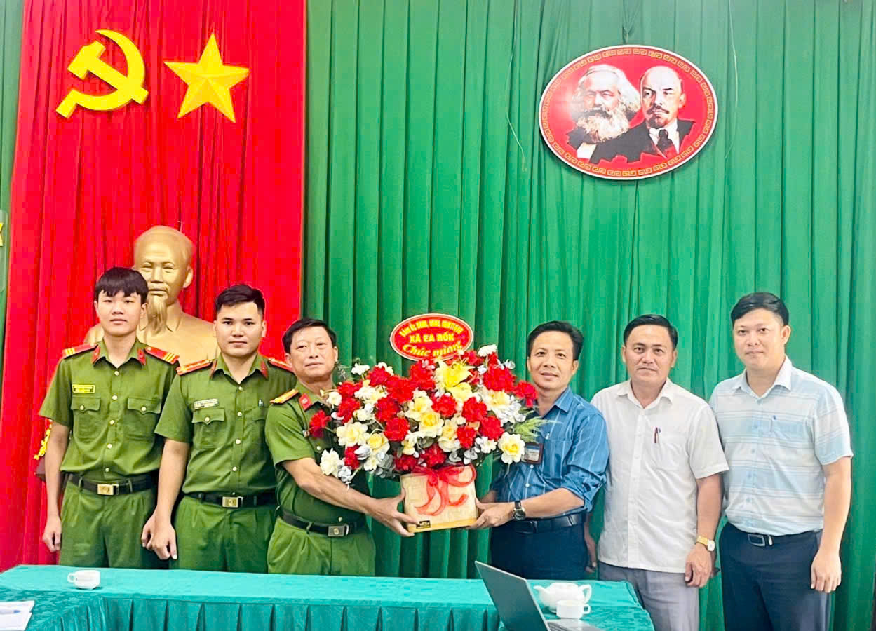 Thăm, chúc mừng Công an xã nhân kỷ niệm 64 năm Ngày truyền thống lực lượng Cảnh sát nhân dân