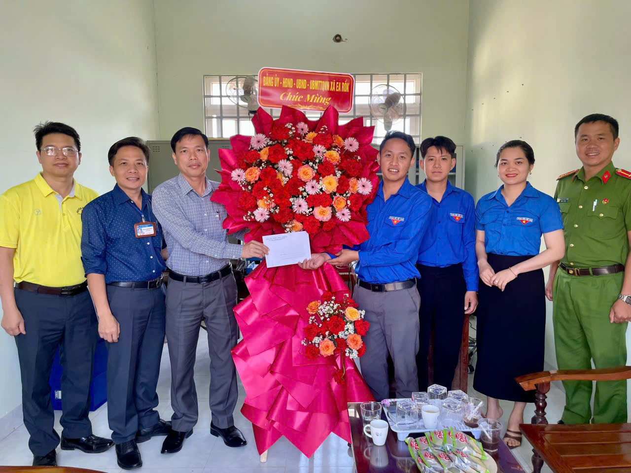 Lãnh đạo xã Ea Rốk thăm, chúc mừng Đoàn Thanh niên nhân kỷ niệm 95 năm Ngày thành lập Đoàn TNCS Hồ Chí Minh