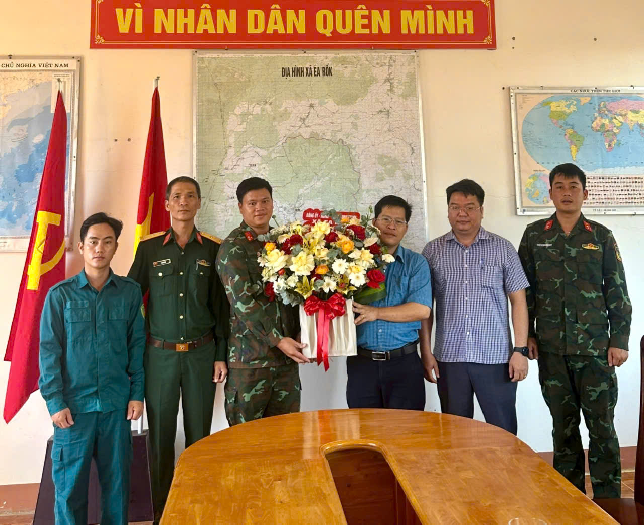 Thăm, chúc mừng lực lượng dân quân tự vệ xã Ea Rốk nhân kỷ niệm 91 năm Ngày truyền thống (28/03/1935-28/03/2026)