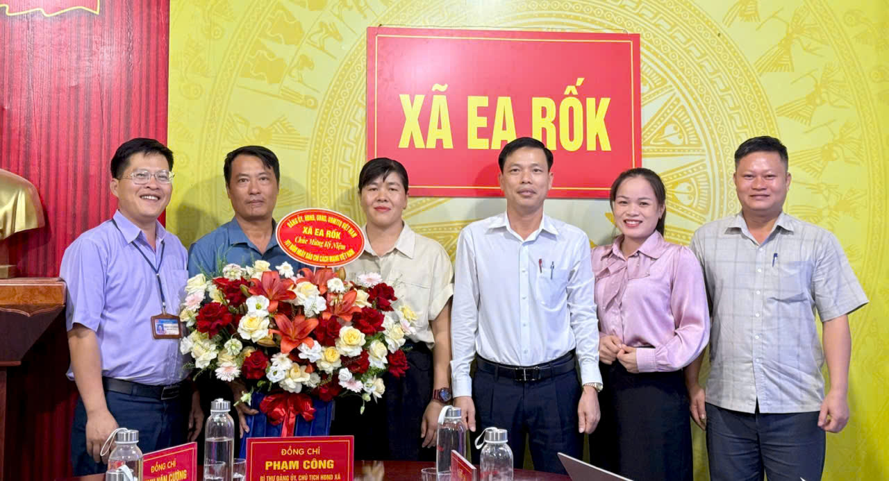 Lãnh đạo xã Ea Rốk thăm, chúc mừng Trung tâm Cung ứng dịch vụ sự nghiệp công nhân kỷ niệm 101 năm Ngày Báo chí Cách mạng Việt Nam