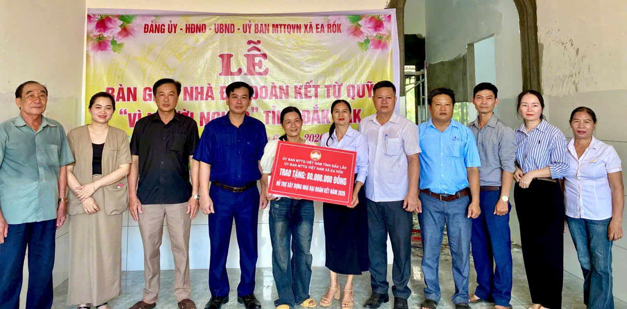 Lễ bàn giao nhà Đại đoàn kết cho các hộ gia đình có hoàn cảnh đặc biệt khó khăn