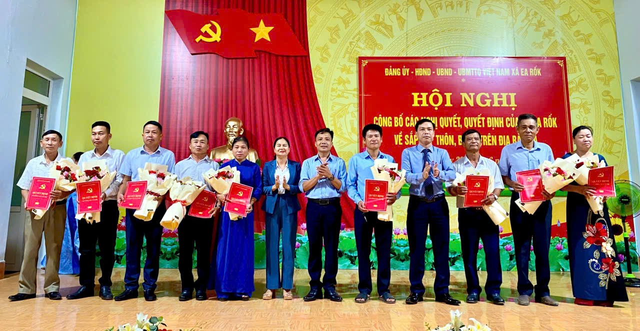 Xã Ea Rốk tổ chức Hội nghị công bố các Nghị quyết, Quyết định về sắp xếp, tổ chức lại thôn, buôn trên địa bàn xã