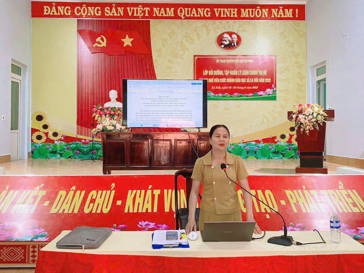 Bồi dưỡng, tập huấn lý luận chính trị hè 2025 cho đội ngũ viên chức ngành giáo dục trên địa bàn xã Ea Rốk