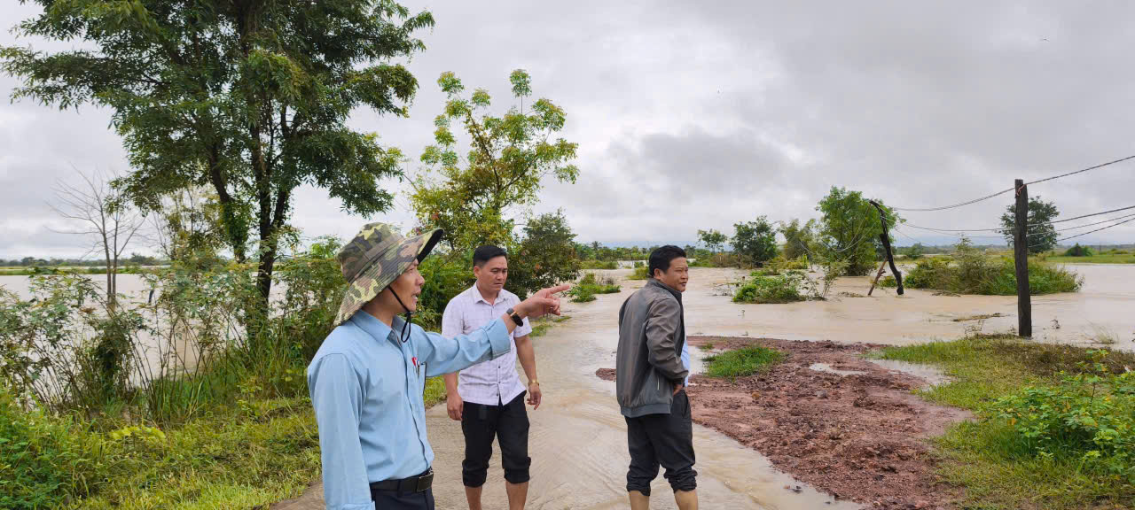 Ban chỉ đạo Phòng thủ dân sự xã Ea Rốk kiểm tra các điểm ngập lụt trên địa bàn