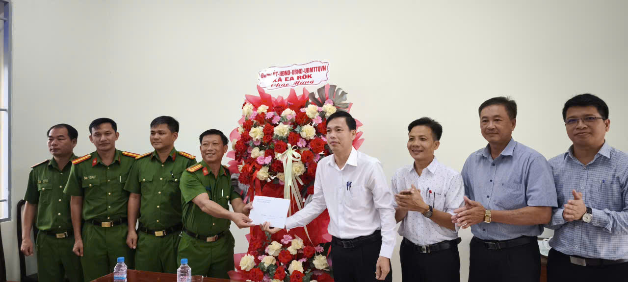 Lãnh đạo xã Ea Rốk thăm, chúc mừng Công an xã nhân kỷ niệm 80 năm Ngày thành lập lực lượng Công an nhân dân Việt Nam