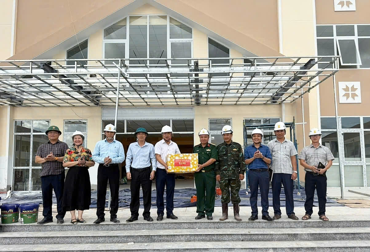 Đồng chí Lương Nguyễn Minh Triết, Ủy viên Ban Chấp hành Trung ương Đảng, Bí thư Tỉnh ủy kiểm tra tiến độ xây dựng Trường Phổ thông Nội trú liên cấp Tiểu học và THCS xã Ea Rốk