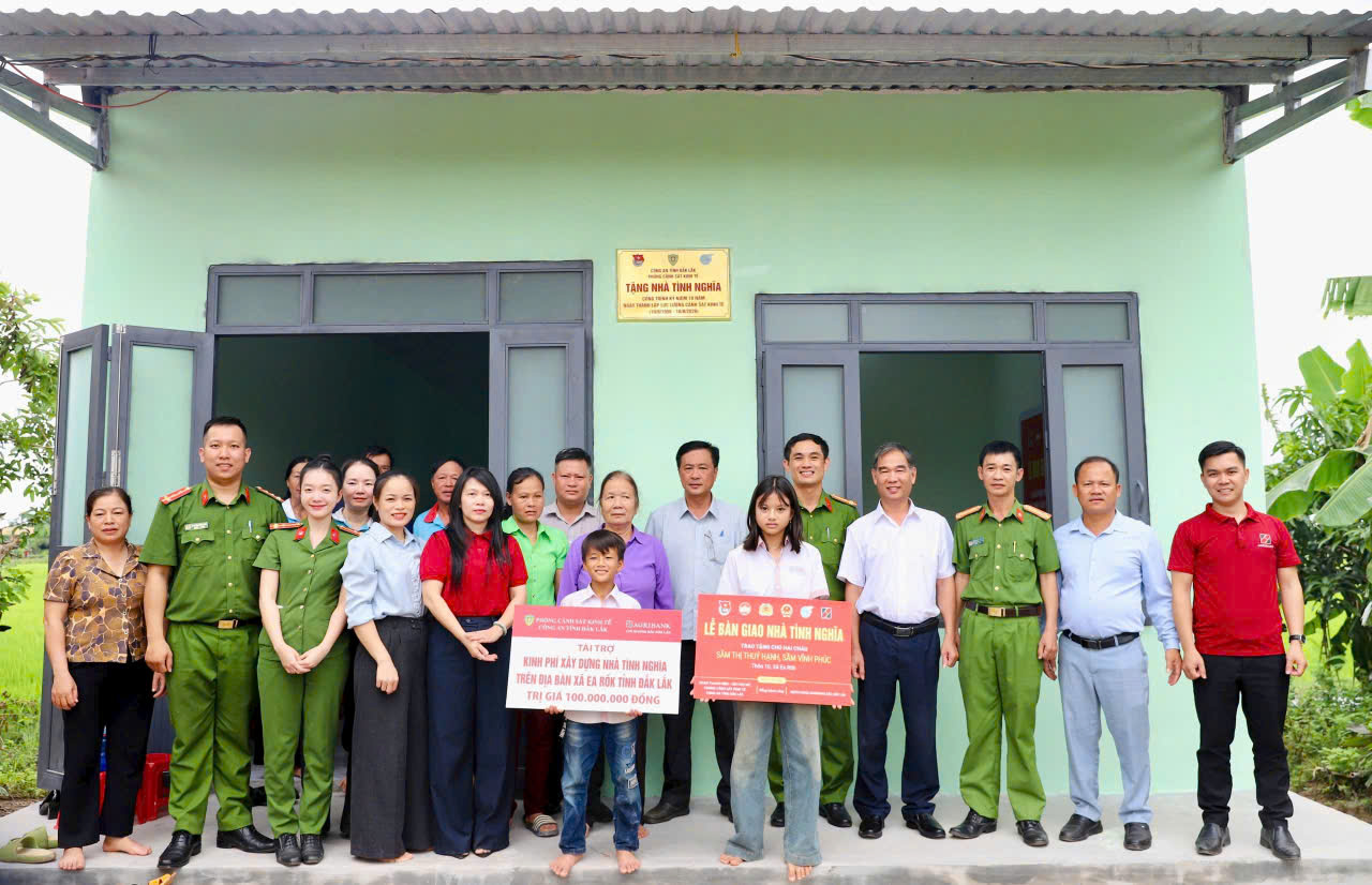 Trao nhà tình nghĩa cho hai chị em mồ côi tại thôn 10, xã Ea Rốk