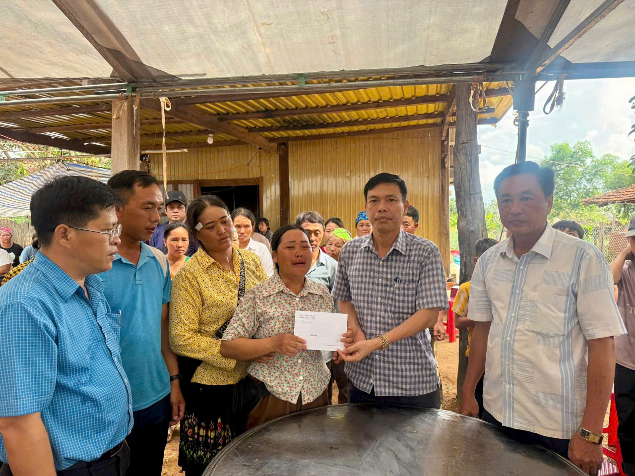 Lãnh đạo xã Ea Rốk thăm hỏi, động viên gia đình có cháu bé tử vong do tai nạn giao thông