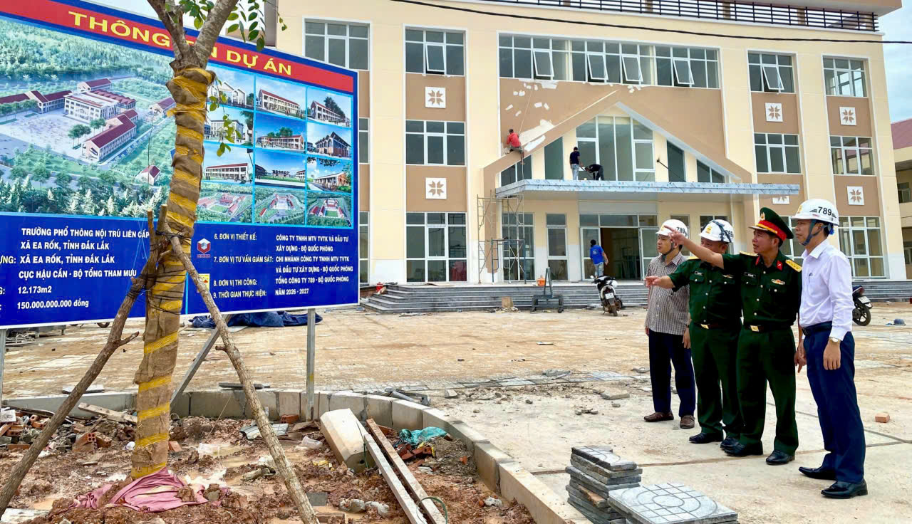 Đoàn công tác Quân khu 5 kiểm tra, chỉ đạo đẩy nhanh tiến độ xây dựng Trường Phổ thông Nội trú liên cấp tại xã Ea Rốk