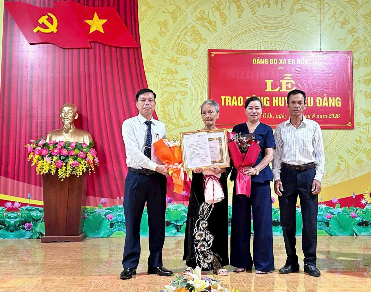 Những tấm Huy hiệu Đảng – dấu son của niềm tin và cống hiến