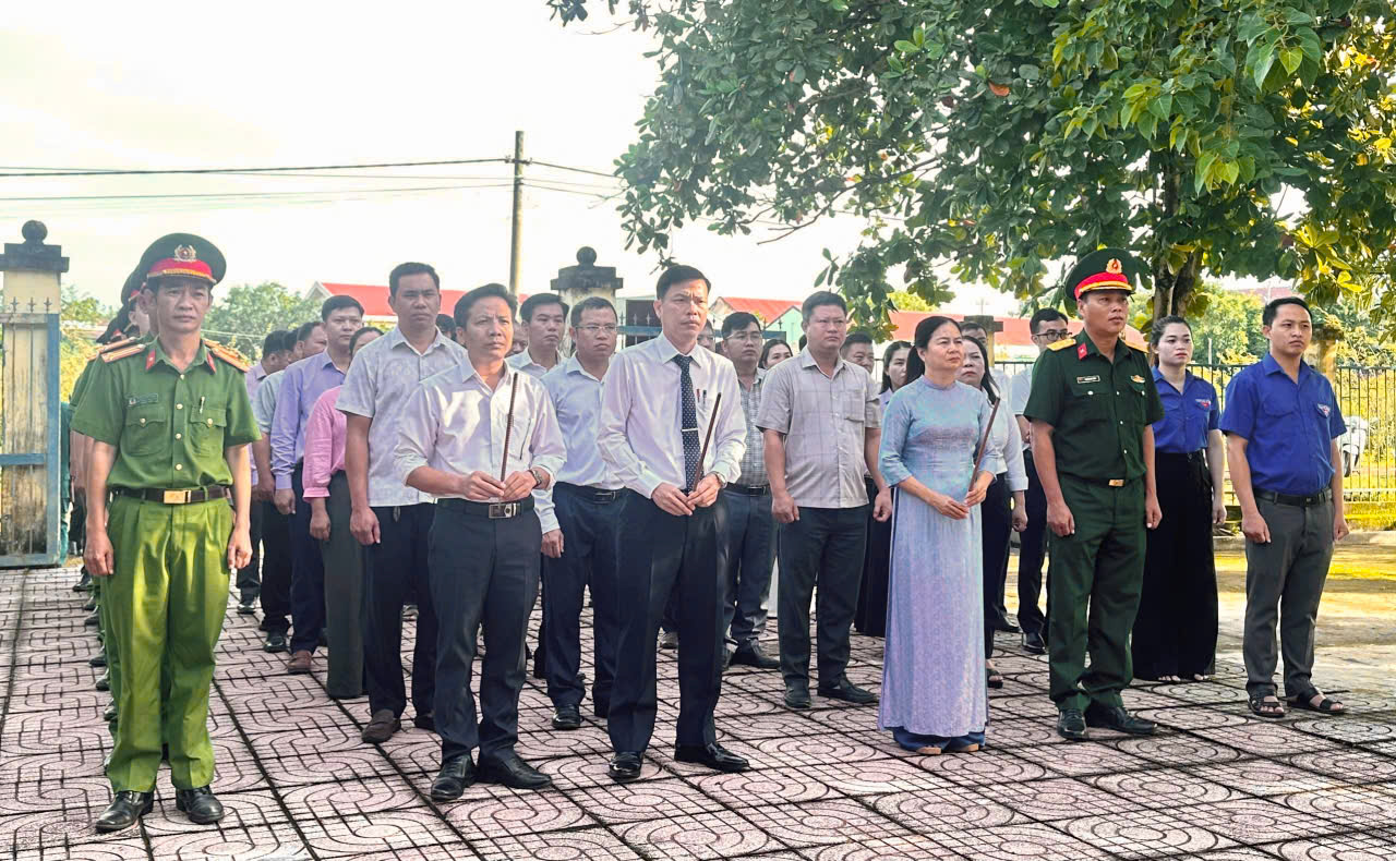 Lặng phút tri ân tại Bia ghi danh liệt sĩ xã Ea Rốk