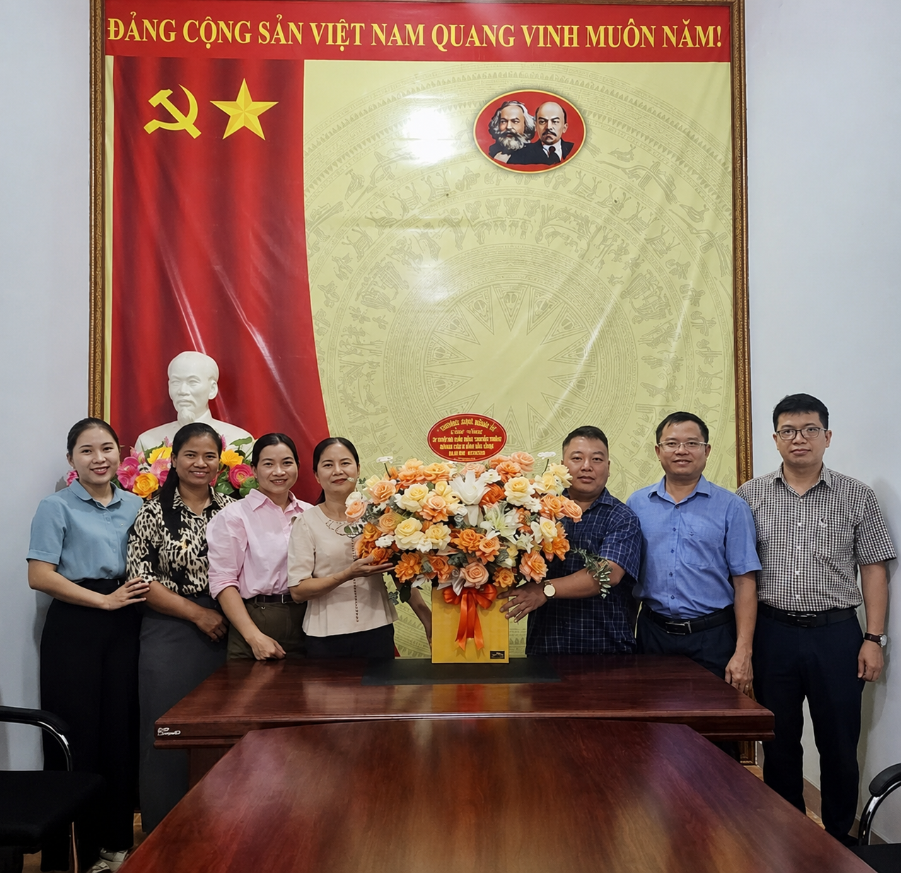 Thường trực Đảng ủy xã Ea Rốk thăm, chúc mừng đội ngũ cán bộ làm công tác tuyên giáo nhân kỷ niệm 96 năm Ngày truyền thống ngành Tuyên giáo của Đảng